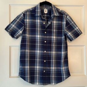 Gap Men’s blue plaid button-up shirt